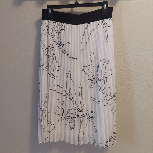 Alfani Dresses & Skirts - White Alfani skirt, size PL, white with black floral print.